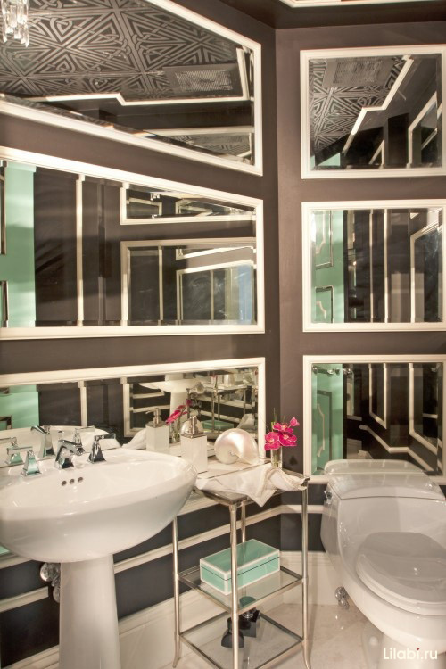 Зеркальная стена в интерьере ванной