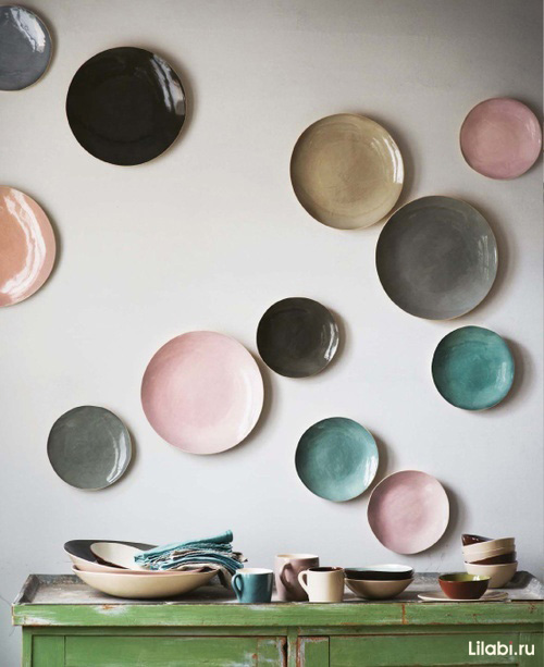 Украшение стен декоративными тарелками